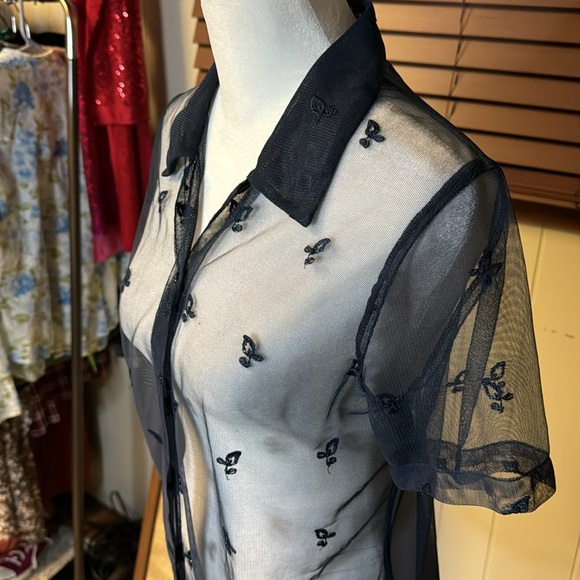 Victoria Holley Sheer Navy blue adorned with embroidery. Button down front - Picture 4 of 6